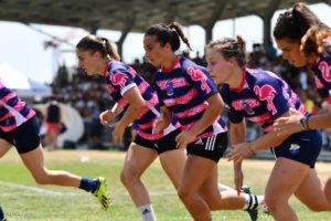 Équipe féminine d'Esprit Sud Sevens en pleine action de rugby à 7 lors d'un tournoi de Rugby à 7 organisé par l'association de Sevens Esprit Sud Sevens. rejoins nous