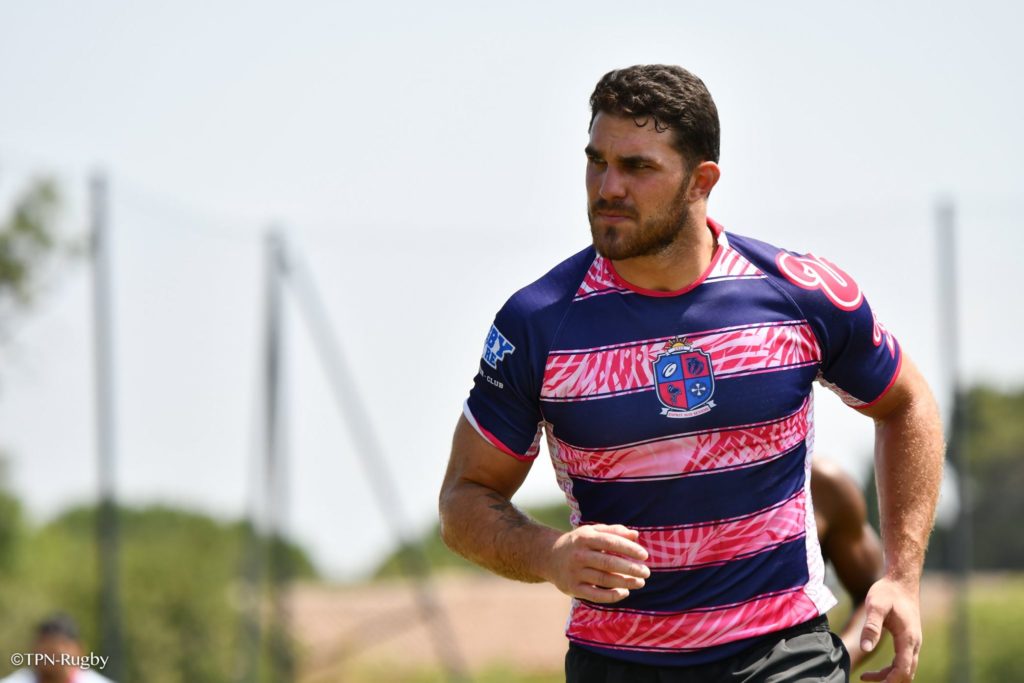 Rejoins nous : Joueur d'Esprit Sud Sevens en pleine action lors d'un match de Rugby à 7
