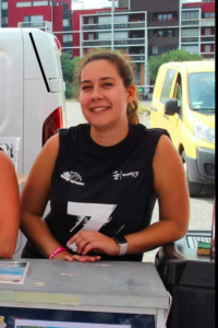 Manon Hamel, bénévole dans l'association de rugby à 7 Esprit Sud Sevens, en pleine action de bénévolat lors d'un évènement Esprit Sud Sevens.